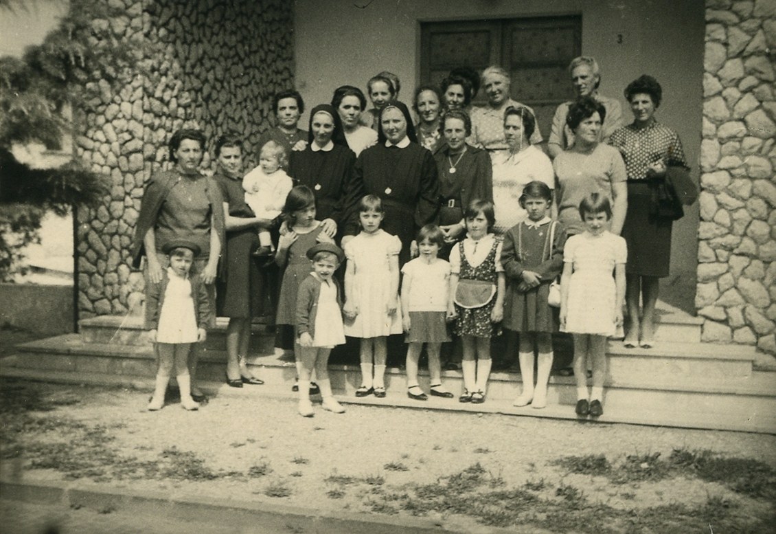 Foto ricordo davanti all'asilo