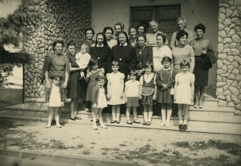 Foto ricordo davanti all'asilo