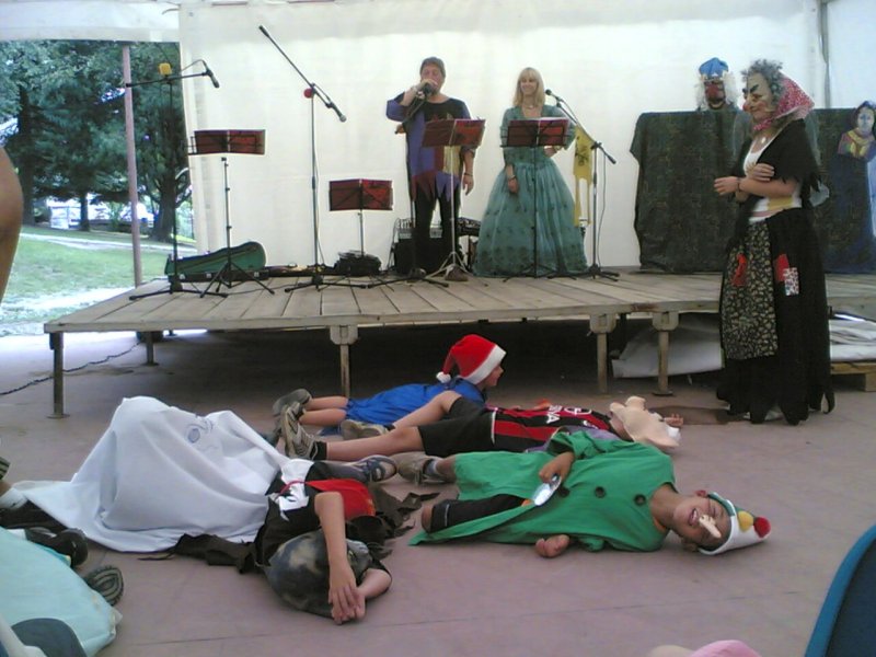 Spettacolo durante la festa campestre